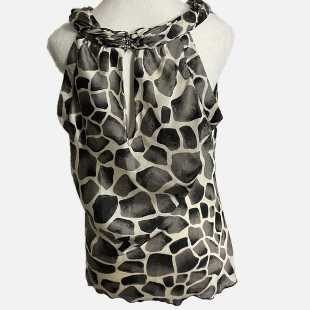 Signature by Larry Levine Black and White Giraffe Print Silky Sleeveless Blouse - Picture 2 of 11